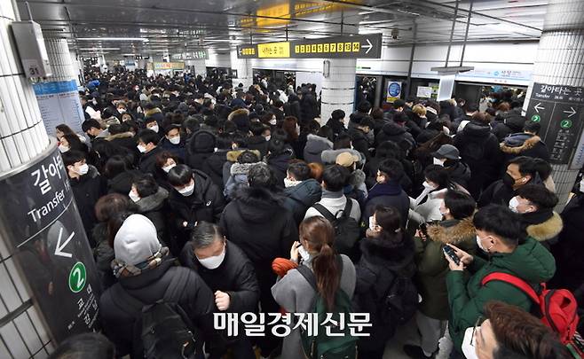 시민들로 북적이는 지하철 [사진출처=매일경제DB]