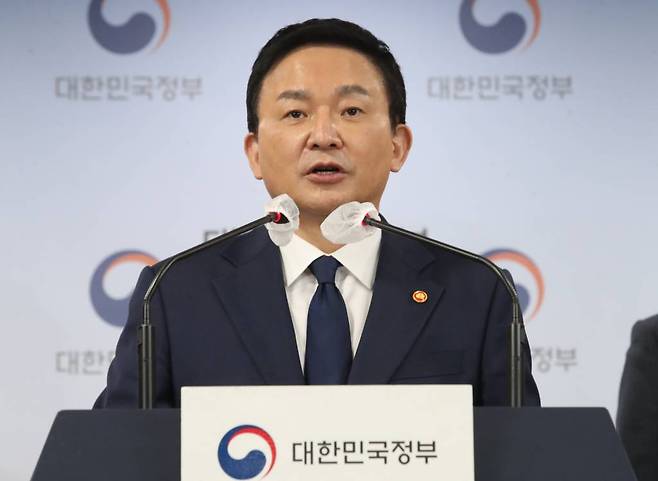 [서울=뉴시스] 김명원 기자 = 원희룡 국토교통부 장관이 22일 서울 종로구 정부서울청사에서 열린 화물연대 집단 운송거부 관련 브리핑에서 화물연대 집단운송거부 관련 대응방안에 대해 발표하고 있다. 2022.11.22.