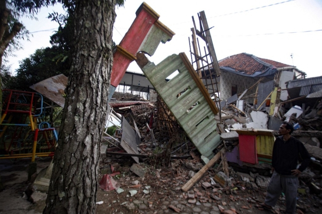 21일(현지시간) 인도네시아 자바주에서 발생한 규모 5.6 지진으로 무너진 주택 /AFPBBNews=뉴스1