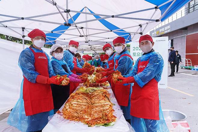 한국토요타자동차가 사랑의 김장 김치 나눔 행사를 진행했다. /사진제공=한국토요타자동차