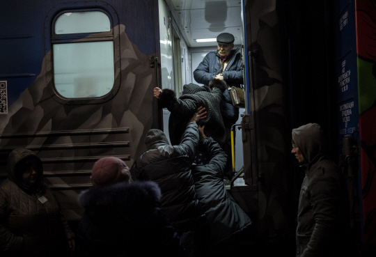 21일 우크라이나 헤르손역에서 주민들이 키이우행 기차에 오르고 있다. AP 연합뉴스
