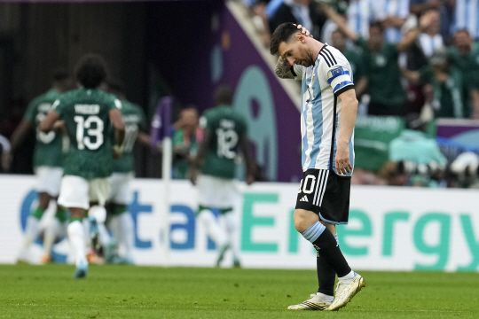 아르헨티나의 리오넬 메시가 22일 밤(한국시간) 카타르 루사일의 루사일 스타디움에서 열린 2022 카타르월드컵 C조 조별리그 1차전에서 사우디아라비아에 동점골을 허용하자 고개를 숙이고 있다. AP연합뉴스