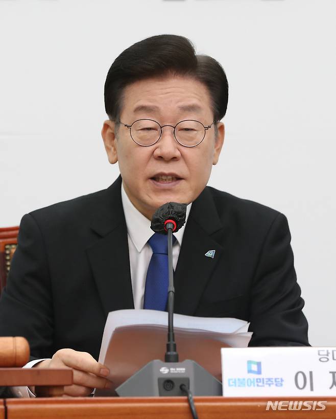 [서울=뉴시스] 전진환 기자 = 이재명 더불어민주당 대표가 21일 오전 서울 여의도 국회에서 열린 최고위원회의에서 발언하고 있다. 2022.11.21 amin2@newsis.com