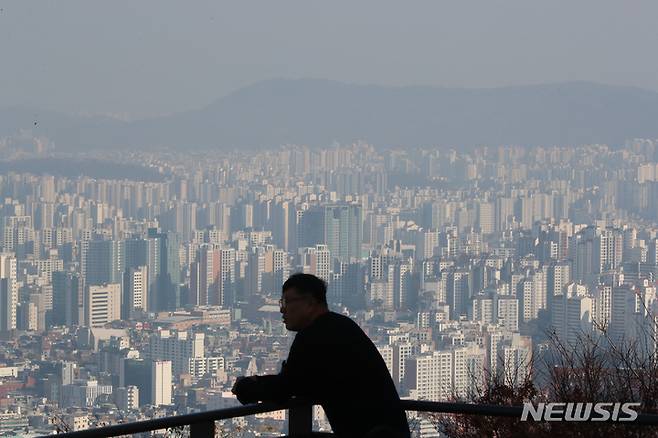 [서울=뉴시스] 김근수 기자 = 18일 오후 서울 남산에서 바라본 서울 시내 아파트 단지 모습. 2022.11.18. ks@newsis.com