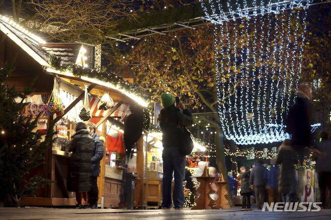 [프랑크푸르트=AP/뉴시스] 21일(현지시간) 독일 프랑크푸르트의 브라이차이트 광장에서 전통 크리스마스 마켓이 개장해 시민들이 곳곳을 방문하고 있다. 2022.11.22.