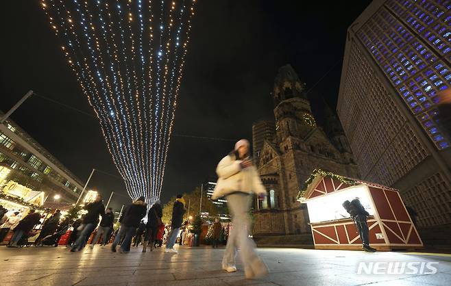 [베를린=AP/뉴시스] 사람들이 21일(현지시간) 독일 베를린 카이저 빌헬름 기념 교회 인근 브라이차이트 광장에서 열린 크리스마스 마켓을 방문하고 있다. 2022.11.22.