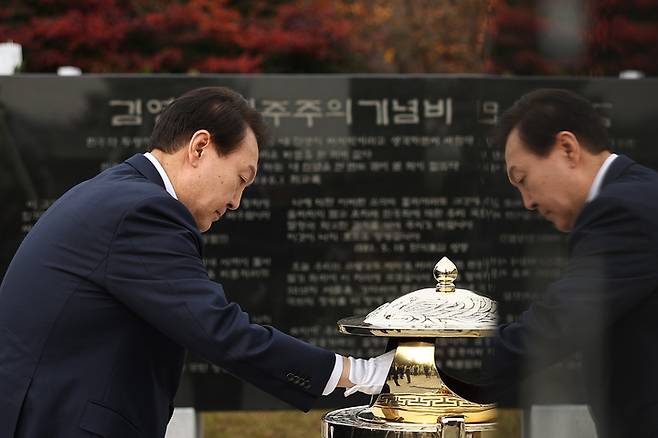 [서울=뉴시스] 윤석열 대통령이 22일 김영삼 전 대통령 서거 7주기를 맞아 서울 동작구 국립서울현충원을 찾아 김 전 대통령 묘소에 분향하고 있다. (사진=대통령실 제공) 2022.11.22. photo@newsis.com *재판매 및 DB 금지