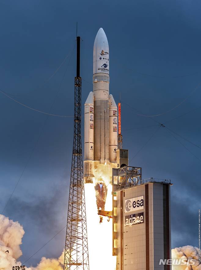 [AP/뉴시스] 2021년 12월25일 미 나사의 제임스 웹 우주망원경 부품일체를 실은 ESA의 아리안 5 우주로켓이 남미 프랑스령 가이아나의 유럽우주기지에서 발사되고 있다