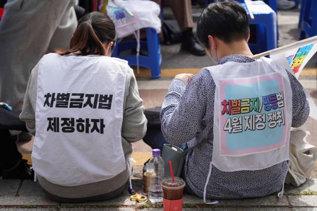 ▲지난 4월 국회 인근에서 열린 차별금지법 제정 촉구 집중문화제에 참석한 참여자들 ⓒ프레시안