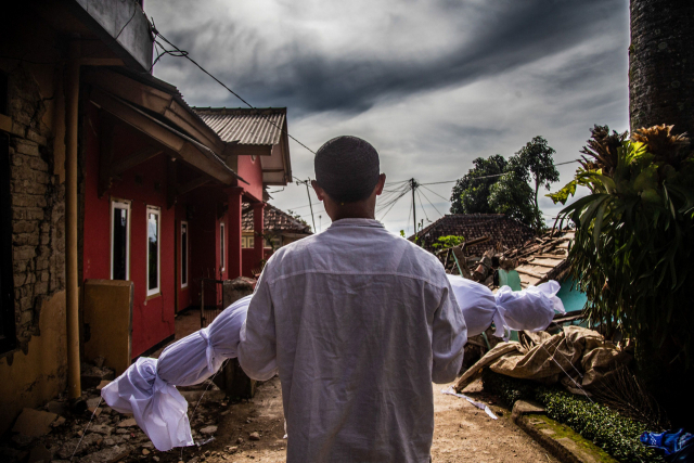 ▲22일(현지시각) 전날 규모 5.6의 지진이 덮친 인도네시아 서자바주 치안주르에서 한 주민이 지진으로 희생된 자녀를 품에 안고 있다. ⓒAFP=연합뉴스 