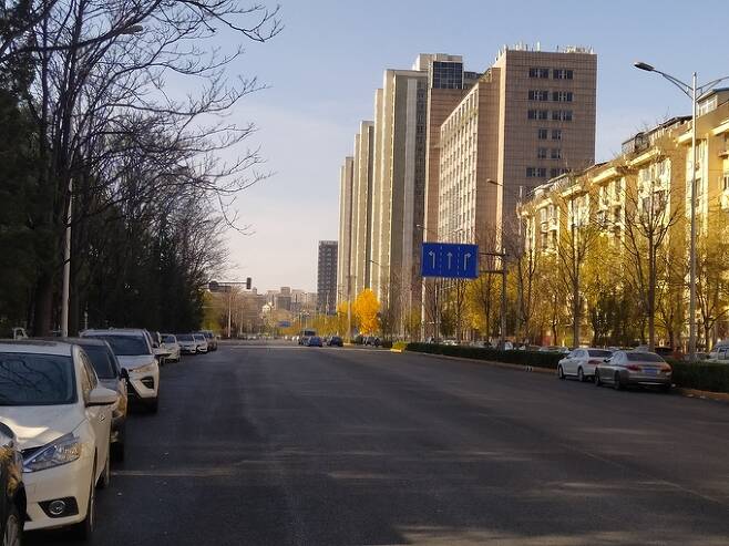 코로나19 확산으로 준봉쇄 상태가 된 베이징의 거리가 썰렁하다. 베이징=이귀전 특파원
