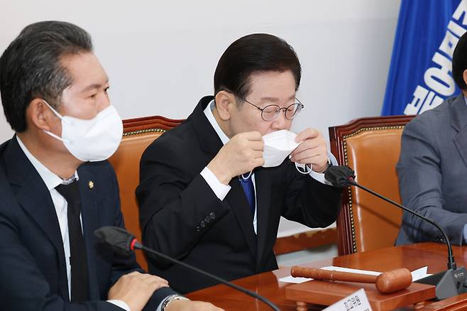 더불어민주당 이재명 대표가 지난 21일 국회에서 열린 최고위원회에서 마스크를 벗고 있다. 연합뉴스