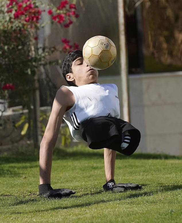 가님 알 무프타가 축구공을 가슴으로 받고 있다. / 사진=인스타그램