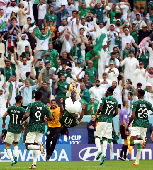 22일(현지시간) 카타르 루사일에서 열린 월드컵 C조 예선 1차전에서 골을 넣은 사우디아라비아 선수들이 팬들과 함께 기뻐하고 있다.루사일 연합뉴스