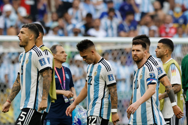 아르헨티나의 리오넬 메시(오른쪽 세 번째)가 22일 사우디아라비아와의 카타르 월드컵 C조 1차전 패배 뒤 허탈한 표정으로 그라운드를 빠져나가고 있다. AFP연합뉴스