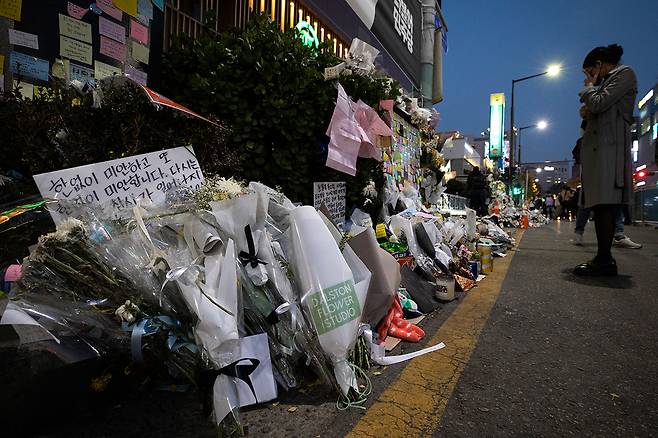 서울 이태원역 1번 출구 앞에 희생자를 추모하는 국화와 포스트잇 등이 놓여 있다. ⓒ시사IN 신선영