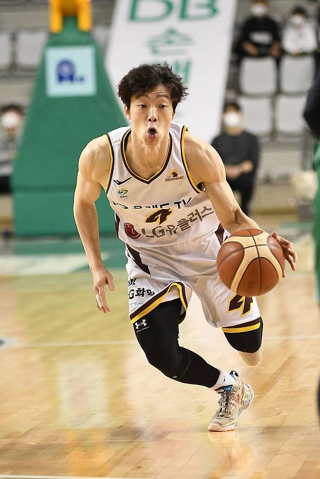 LG 이재도가 22일 DB전에서 드리블 하고 있다. KBL 제공