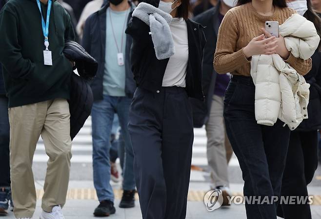 '겉옷은 아직 더워' [연합뉴스 자료사진]