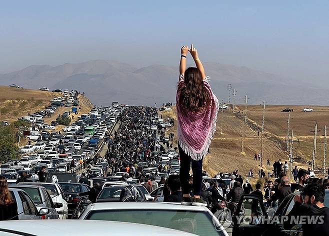 '히잡 의문사'로 촉발된 이란 반정부시위에 몰려든 구름 인파 [AFP 연합뉴스 자료사진. 재판매 및 DB 금지]