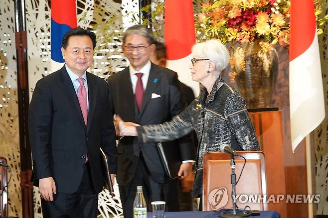 한미일 3국 외교차관 협의회 공동 기자회견 뒤 인사하는 3국 외교차관 [연합뉴스 자료사진]