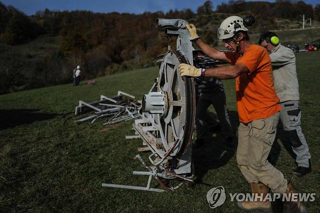 반팔 티셔츠 입고 작업하는 철거반 작업자들 [AFP=연합뉴스 자료사진. 재판매 및 DB 금지]