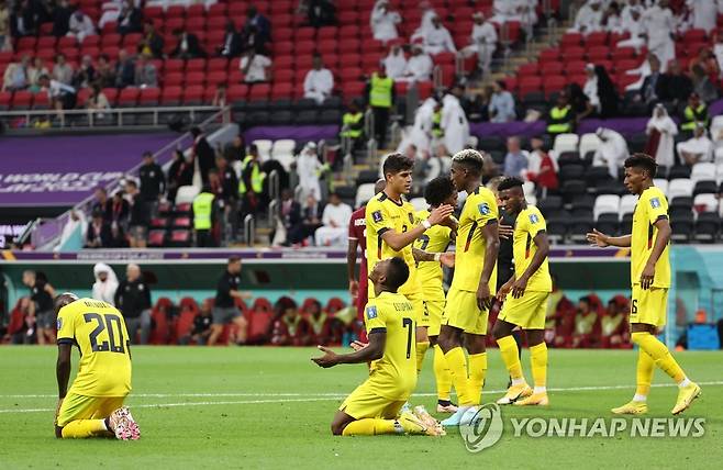 개막전 2-0 승리 거둔 에콰도르 (알코르=연합뉴스) 임헌정 기자 = 20일 오후(현지시간) 카타르 알코르 알바이트 스타디움에서 열린 2022 카타르 월드컵 개막전 카다르 대 에콰도르 경기. 
    2-0으로 승리한 에콰도르 선수들이 기뻐하고 있다. 2022.11.21 kane@yna.co.kr