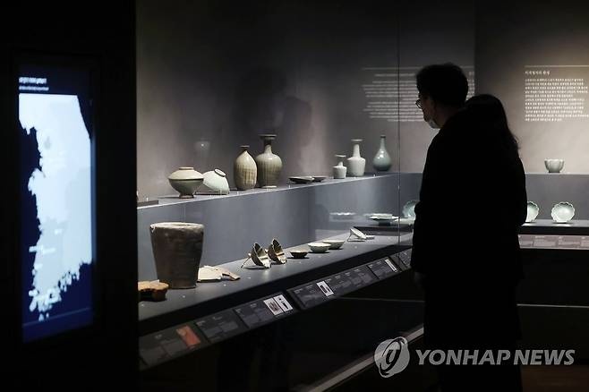 고려비색이란 (서울=연합뉴스) 진연수 기자 = 22일 서울 용산구 국립중앙박물관에서 열린 새롭게 단장한 '청자실' 언론공개회에서 참석자들이 전시공간을 둘러보고 있다. 이번에 개편한 청자실에서는 국보 12점과 보물 12점 등 250여 점을 선보인다. 2022.11.22 jin90@yna.co.kr