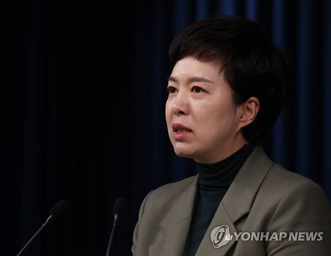 윤 대통령 국무회의 발언 브리핑하는 김은혜 홍보수석 (서울=연합뉴스) 서명곤 기자 = 김은혜 대통령실 홍보수석이 22일 오후 서울 용산 대통령실 청사 브리핑룸에서 윤석열 대통령의 국무회의 발언과 한중 정상회담 당시의 발언 등과 관련해 브리핑을 하고 있다. 2022.11.22 seephoto@yna.co.kr