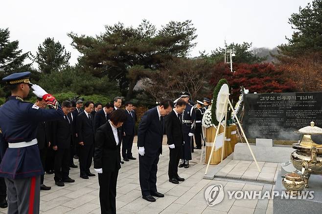 김영삼 전 대통령 묘소 참배하는 윤석열 대통령 (서울=연합뉴스) 안정원 기자 = 윤석열 대통령이  22일 오전 서울 동작구 국립서울현충원 김영삼 전(前) 대통령 묘소를 방문, 참배하고 있다. 김 전 대통령 서거 7주기를 맞아 참배에 나선 윤 대통령은 방명록에 '지금은 모두 거산의 큰 정치, 바른 정치를 되새겨야 할 때입니다'라는 글을 남겼다. 2022.11.22 [대통령실 제공. 재판매 및 DB금지] jeong@yna.co.kr