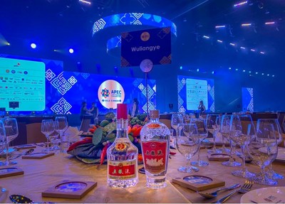 Photo shows that Wuliangye made a sparkling appearance at the dinner banquet of Asia-Pacific Economic Cooperation (APEC) CEO Summit 2022 held in Bangkok, Thailand on Thursday. (PRNewsfoto/Xinhua Silk Road)