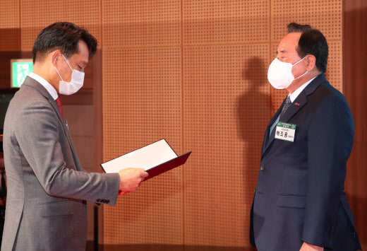 배조웅 국민레미콘 대표이사(오른쪽)가 제48회 국가품질경영대회에서 대통령 표창을 수상하는 모습(사진=한국표준협회)