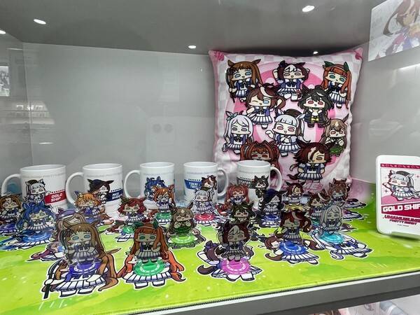 다양한 굿즈들이 전시되어 있다