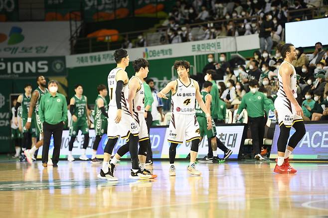 창원 LG 선수들이 승리를 확정하고 기뻐하고 있다. [KBL 제공]