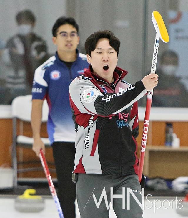 남자부 우승을 차지한 서울시청 스킵 정병진(앞쪽)이 경북체육회 전재익이 지켜보는 가운데 환호하고 있다. (MHN스포츠 의성, 권혁재 기자)&nbsp;