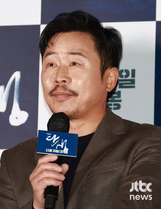 영화 '탄생(박흥식 감독)' 언론시사회가 23일 오후 서울 CGV용산아이파크몰에서 열렸다.  '탄생'은 조선 근대의 길을 열어 젖힌 개척자 청년 김대건의 위대한 여정을 그린 영화다. 이 날 현장에는 박흥식 감독을 비롯해 윤시윤 이문식 이호원 송지연 하경 임현수 박지훈이 참석했다. 영화는 30일 개봉한다.   | 박찬우 기자 park.chanwoo@jtbc.co.kr 〈사진=JTBC엔터뉴스〉