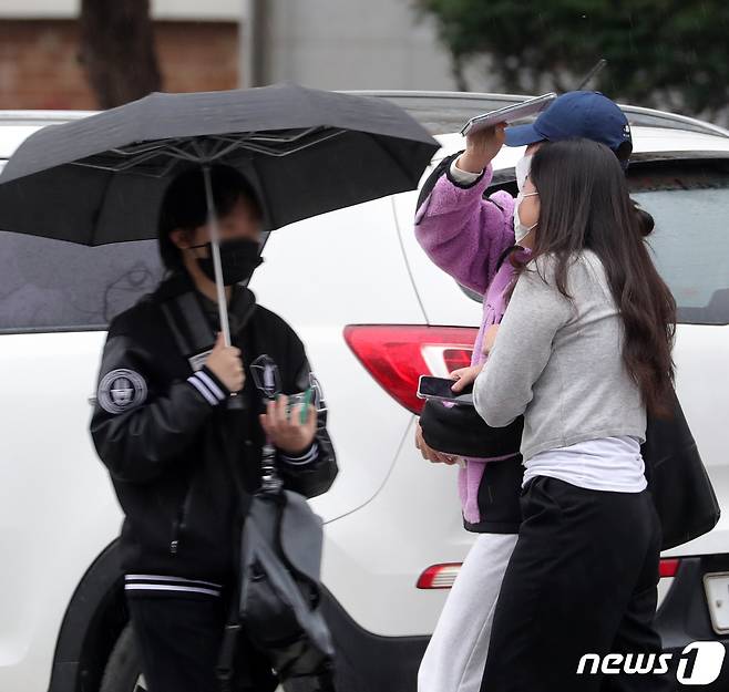 비가 내리고 있는 22일 전북 전주시 전북대학교에서 우산을 챙기지 못한 한 학생이 발걸음을 재촉하고 있다. 2022.11.22/뉴스1 ⓒ News1 유경석 기자