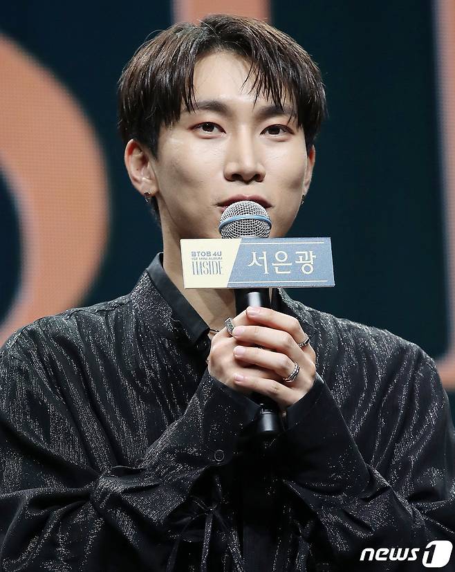 그룹 비투비 포유(BTOB 4U) 서은광이 16일 오후 서울 광진구 예스24 라이브홀에서 진행된 미니 1집 '인사이드'(INSIDE)의 타이틀곡 '쇼 유어 러브'(Show Your Love) 발매 기념 쇼케이스에서 인사말을 하고 있다. 2020.11.16/뉴스1 ⓒ News1 김진환 기자