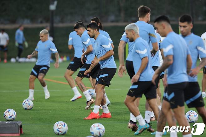루이스 수아레스를 비롯한 우루과이 축구대표팀 선수들이 2022 카타르 월드컵 조별리그 H조 1차전 한국과의 경기를 하루 앞둔 23일 오후(현지시간) 카타르 도하 알 에르살 트레이닝센터에서 훈련을 하고 있다. 2022.11.23/뉴스1 ⓒ News1 이광호 기자