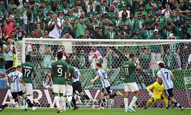 메시가 전반전 페널티킥 선제골을 넣은 후 환호하고 있다.