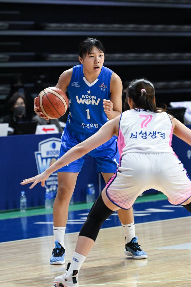 우리은행 박지현이 23일 아산이순신체육관에서 열린 2022~2023 여자프로농구 정규리그 삼성생명전에서 드리블을 하고 있다. 사진제공 | WKBL