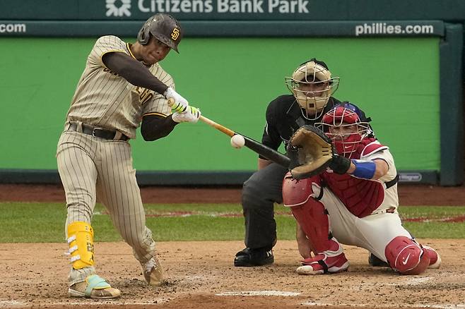 샌디에이고 파드리스는 내년 초 후안 소토와 연장계약 협상을 시작할 것으로 보인다. 소토가 10월 24일(한국시각) 필라델피아 필리스와의 NLCS 5차전에서 4회초 우중월 홈런을 터뜨리고 있다. AP연합뉴스