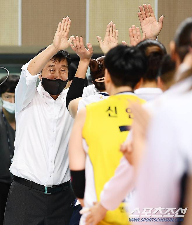 V리그 여자부 GS칼텍스와 IBK기업은행의 경기가 23일 장충체육관에서 열렸다. 경기에서 승리한 IBK기업은행 김호철 감독이 기뻐하고 있다. 장충=박재만 기자 pjm@sportschosun.com/2022.11.23/