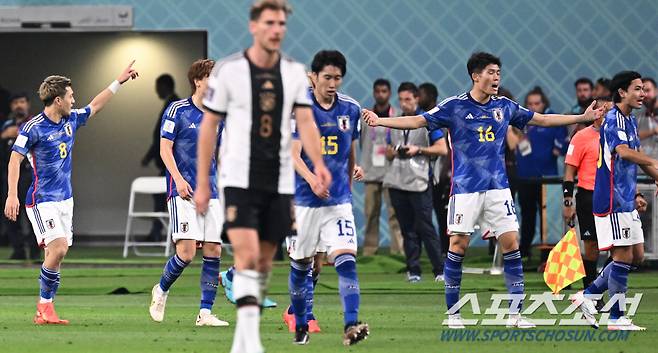 23일 카타르 알라이얀의 칼리파 인터내셔널 스타디움에서 독일과 일본의 2022카타르월드컵 조별리그 1차전 경기가 열렸다. 후반 일본 도안이 동점골을 성공시켰다. 동료들과 함께 기뻐하는 도안. 도하(카타르)=송정헌 기자songs@sportschosun.com/2022.11.23/