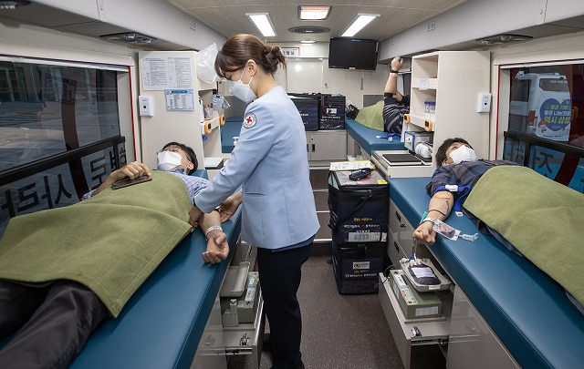 삼성은 이번 헌혈버스 기부를 계기로 올겨울 임직원 헌혈 캠페인을 활성화할 계획이다. /삼성 제공