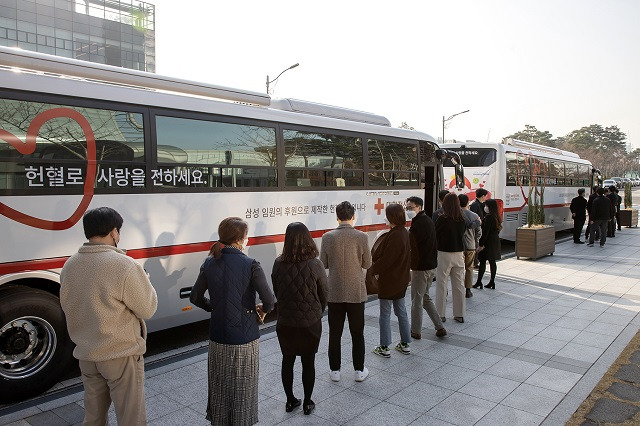 삼성은 지난 1996년부터 지금까지 26년간 삼성 관계사가 함께하는 헌혈 캠페인을 전개하고 있다. 삼성이 임원들의 자발적인 기부로 제작된 신형 헌혈버스 4대를 대한적집자에 전달했다. 삼성 임직원들이 수원 삼성디지털시티에서 삼성 임원 기부로 제작된 신형 헌혈버스에 올라 헌혈에 참여하고 있는 모습. /삼성 제공