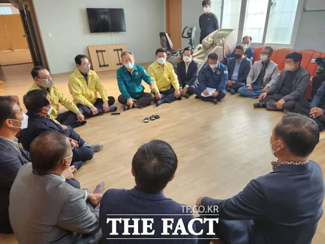 이상민 행안부 장관이 지역주민들과 환담/최영남 기자
