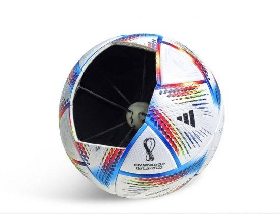 2022 카타르 월드컵 공인구 알 리흘라 내부 모습. 중앙에 센서 장치가 있어, 선수들의 신체 데이터를 중앙 관제 센터와 주고받으며 원활한 경기 진행을 돕는다. 사진=아디다스