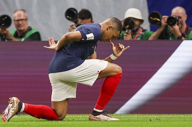 프랑스의 킬리안 음바페가 23일 호주와 벌인 2022 카타르 월드컵 조별리그 1차전에서 골을 넣은 뒤 세리머니하고 있다. /EPA 연합뉴스