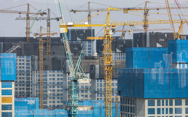 금리 인상과 부동산 경기 악화로 부동산 프로젝트파이낸싱(PF)에 참여했던 증권사들이 돈 구하기가 어려워진 가운데, 1조8000억원 규모의 PF ABCP(자산유동화기업어음) 매입 프로그램이 23일 가동을 시작했다. 사진은 서울 강동구 둔촌주공아파트 재건축 현장의 모습./연합