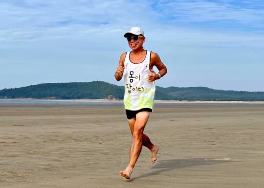 '대한민국 한바퀴' 87일차 충남 태안 신두리해안사구를 뛰고 있는 조웅래 맥키스컴퍼니 회장 모습. 사진=㈜맥키스컴퍼니 제공